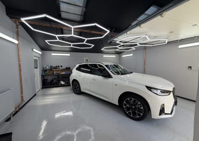 Štúdio RH Detailing s hexagónovým osvetlením