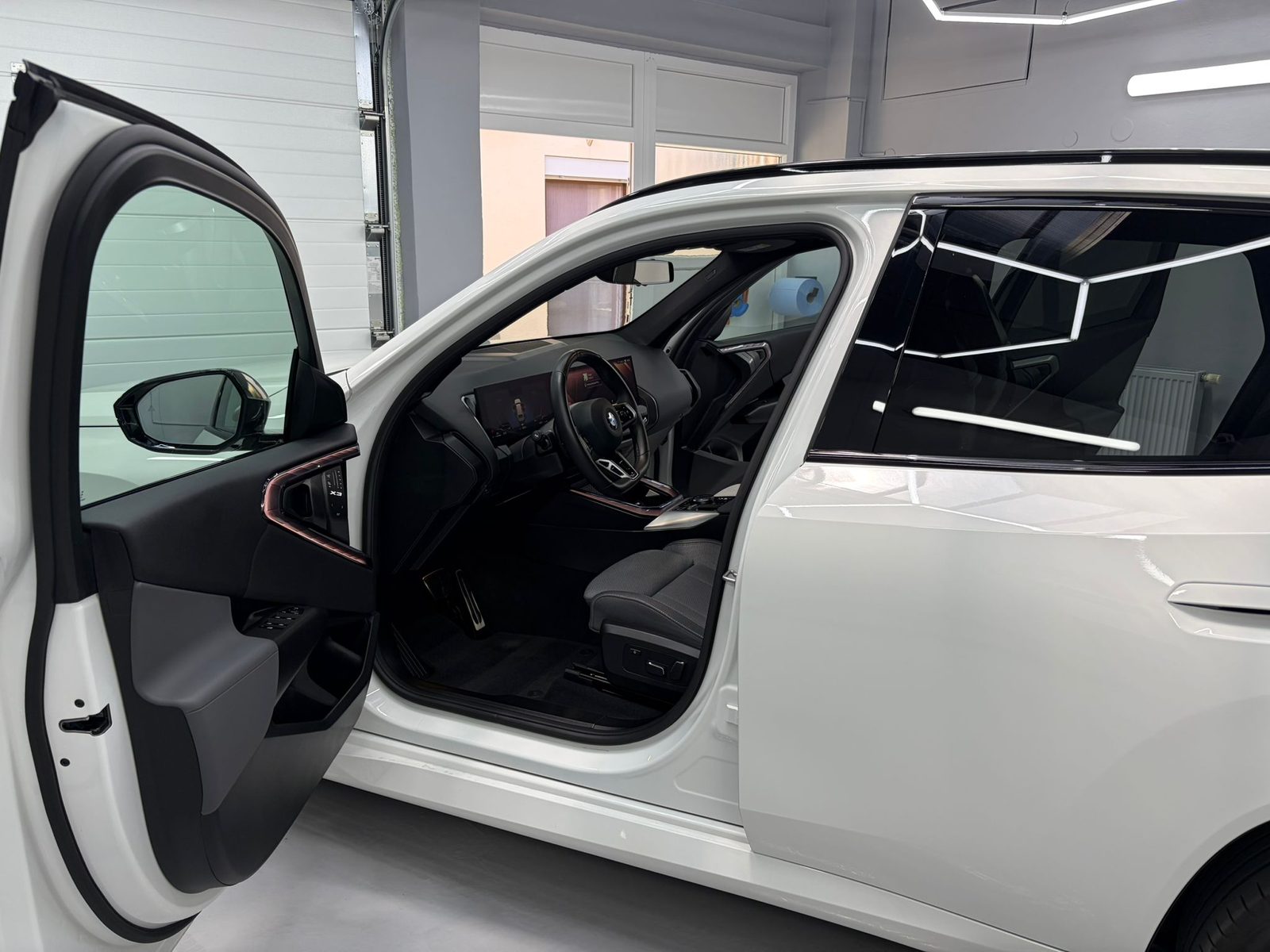 Biele BMW X3 v štúdiu RH Detailing po detailingu