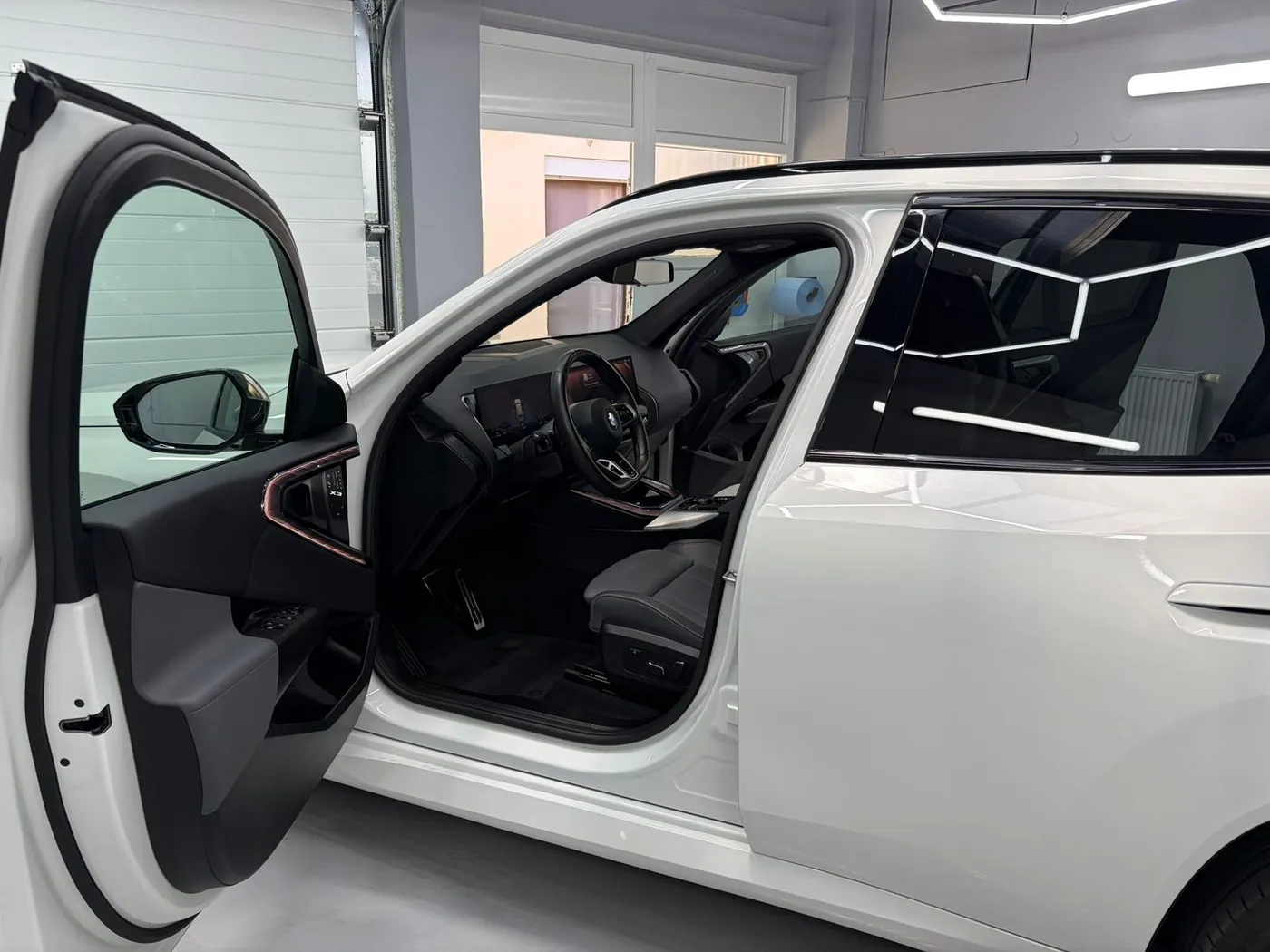 Biele BMW X3 s otvorenými dverami po kompletnom detailingu exteriéru a interiéru v RH Detailing Studio Bratislava