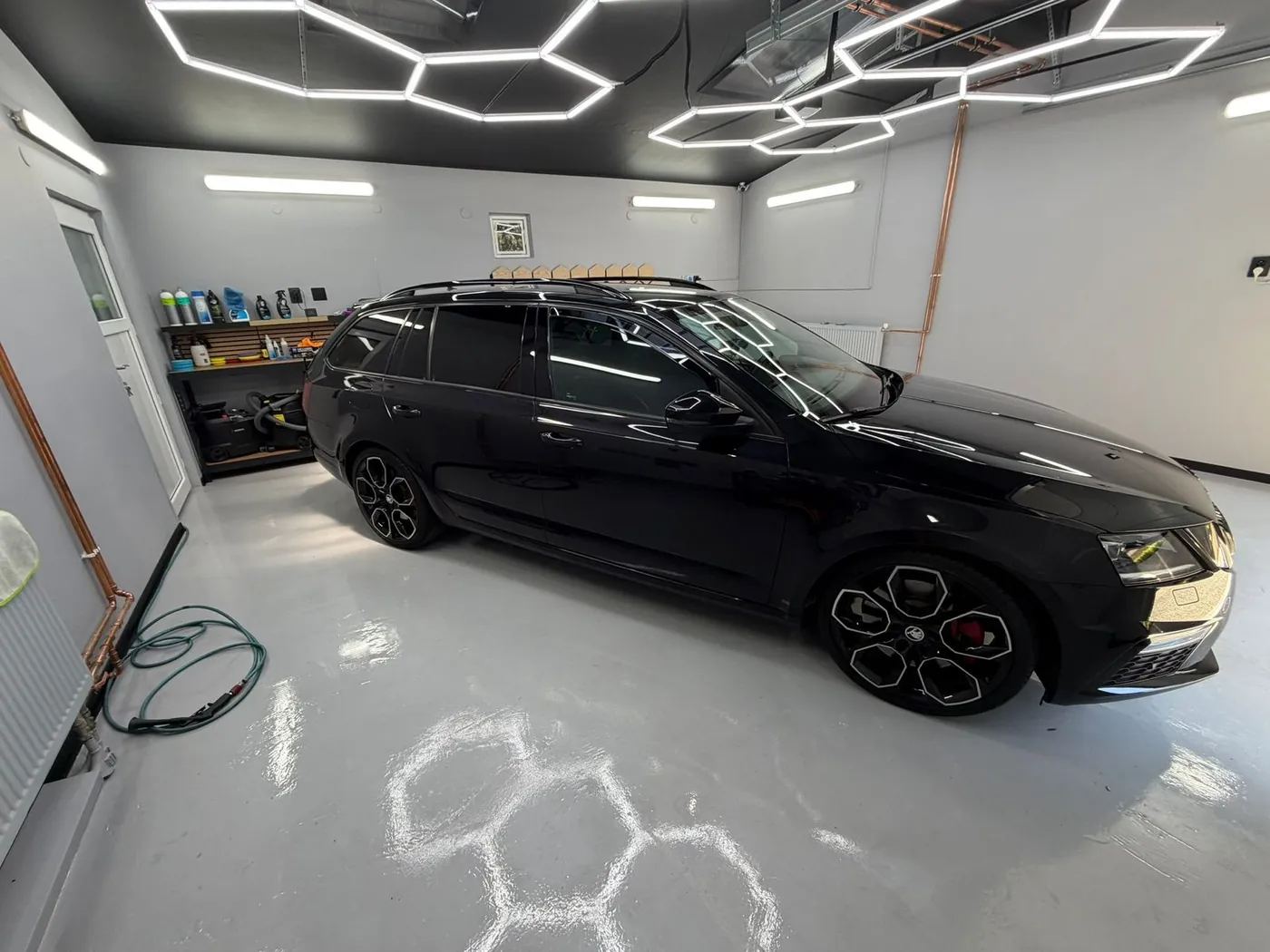 Čierny lak Škody Octavia RS po strojovom leštení bez hologramov — odstránenie škrabancov RH Detailing Bratislava