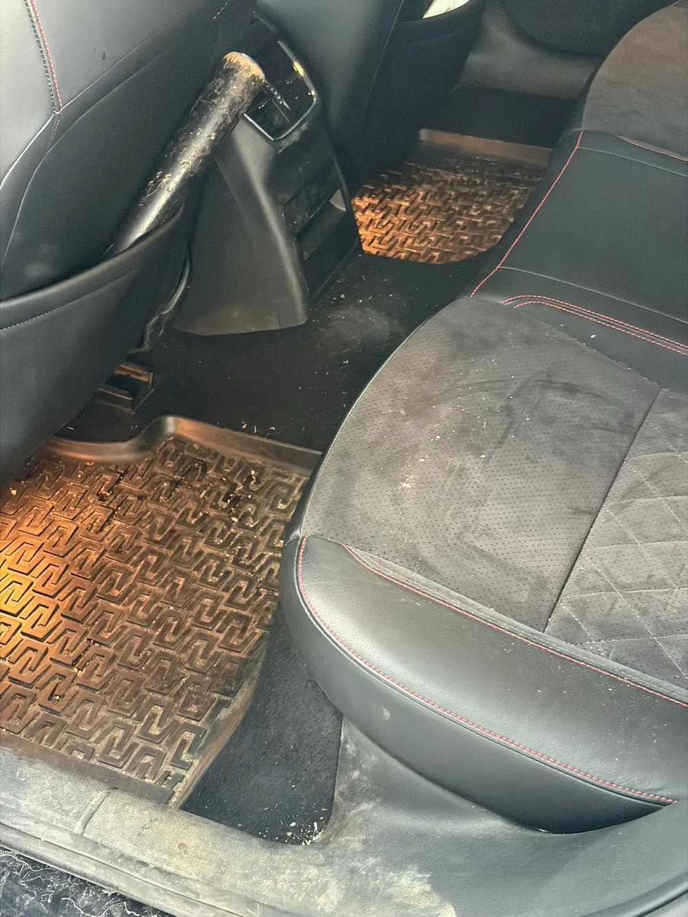 Kožená sedačka a špinavý koberec Škody Octavia RS pred hĺbkovým čistením kože v RH Detailing Studio