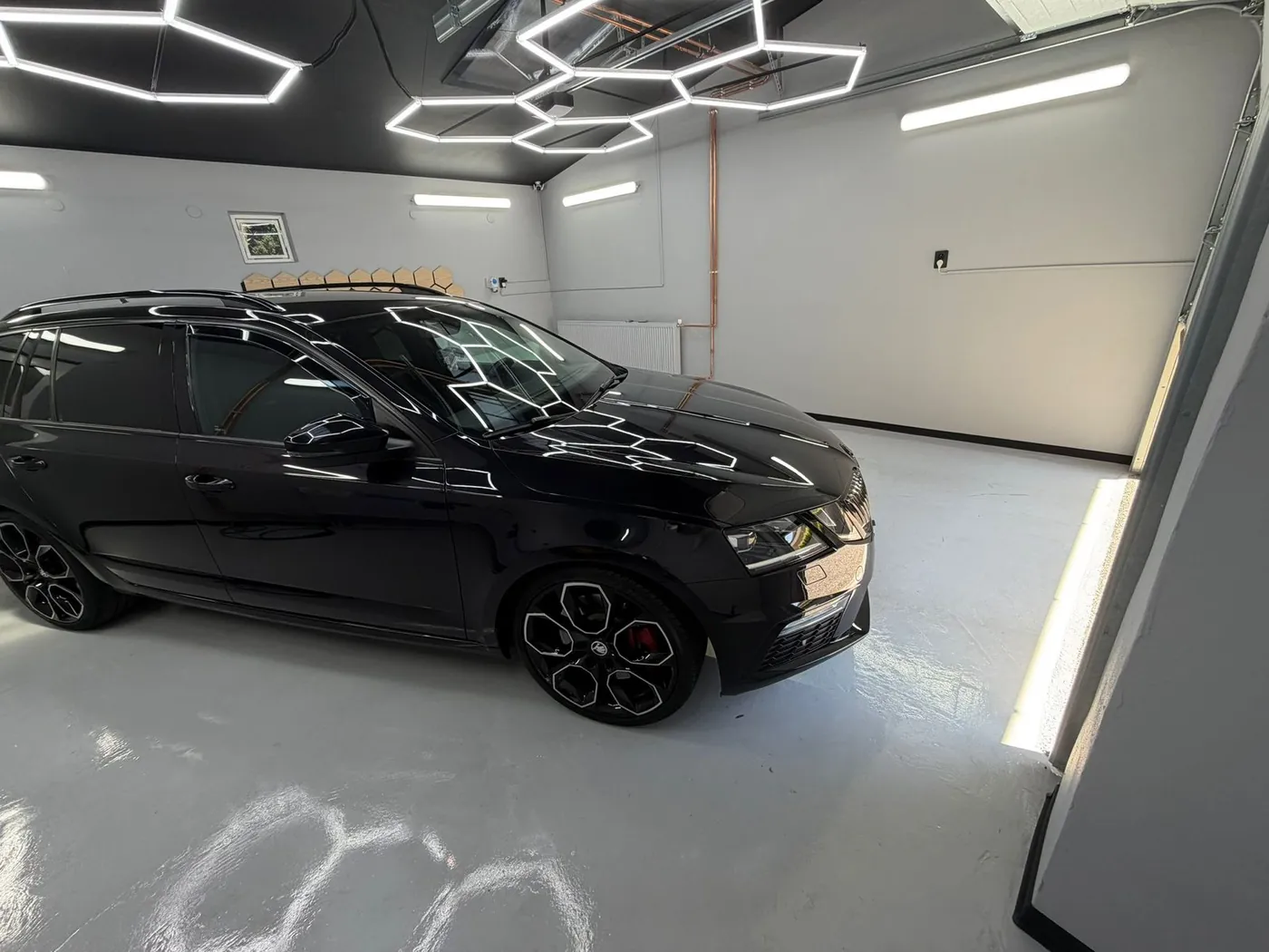 Predná časť Octavie RS s čistými svetlometmi a vyleštenou kapotou v štúdiu RH Detailing