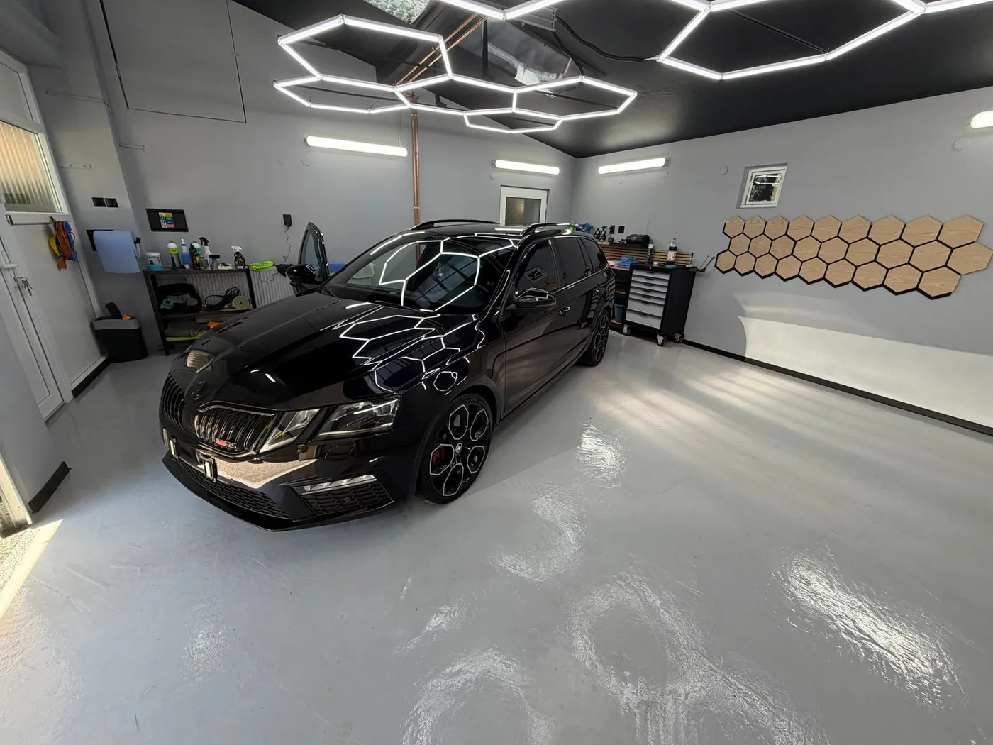 Čierna Škoda Octavia RS v štúdiu RH Detailing v Podunajských Biskupiciach pod hexagónovým osvetlením