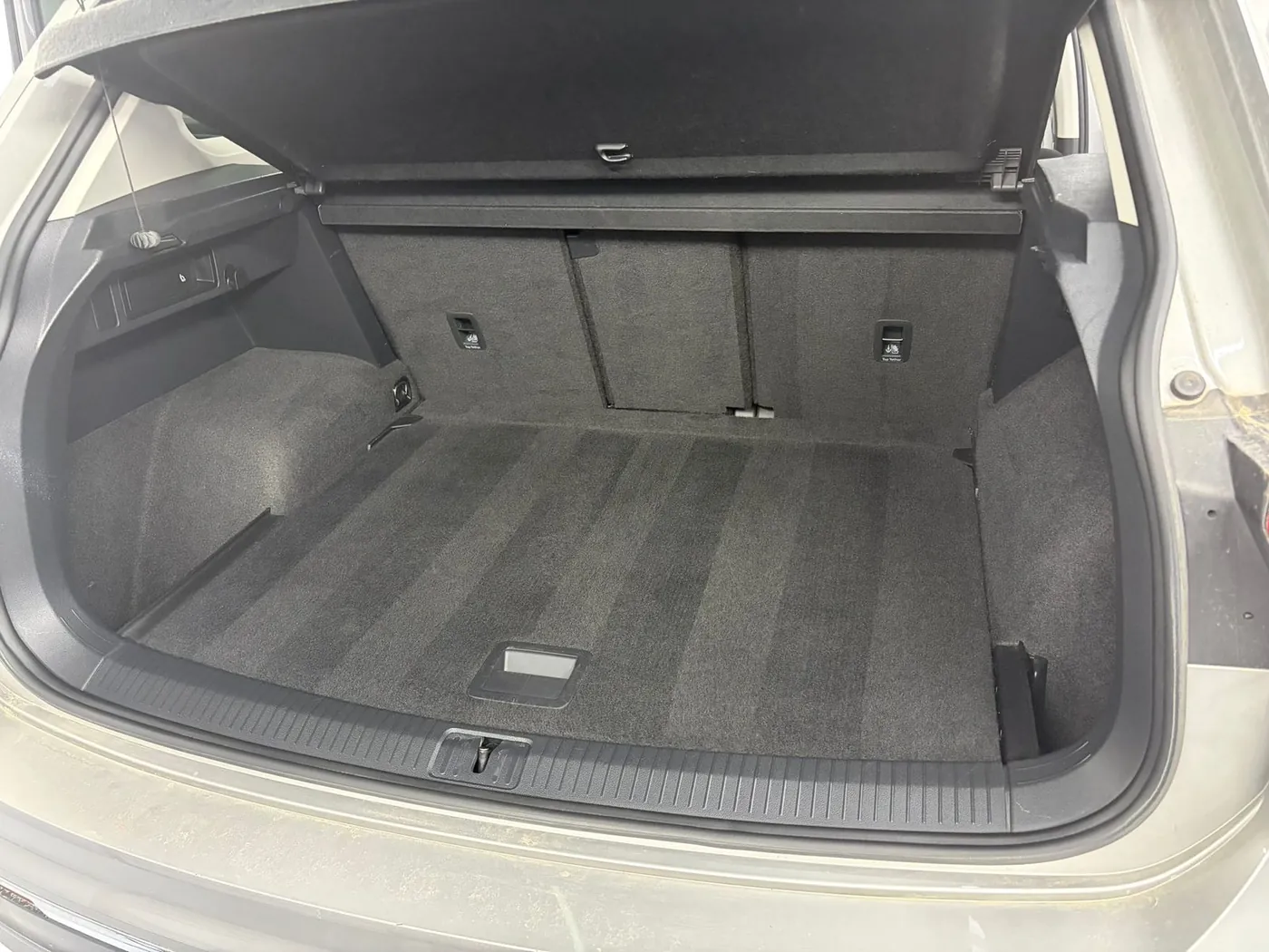 Vytepovaný batožinový priestor VW Tiguan bez zápachu a škvŕn — hĺbkové čistenie interiéru RH Detailing