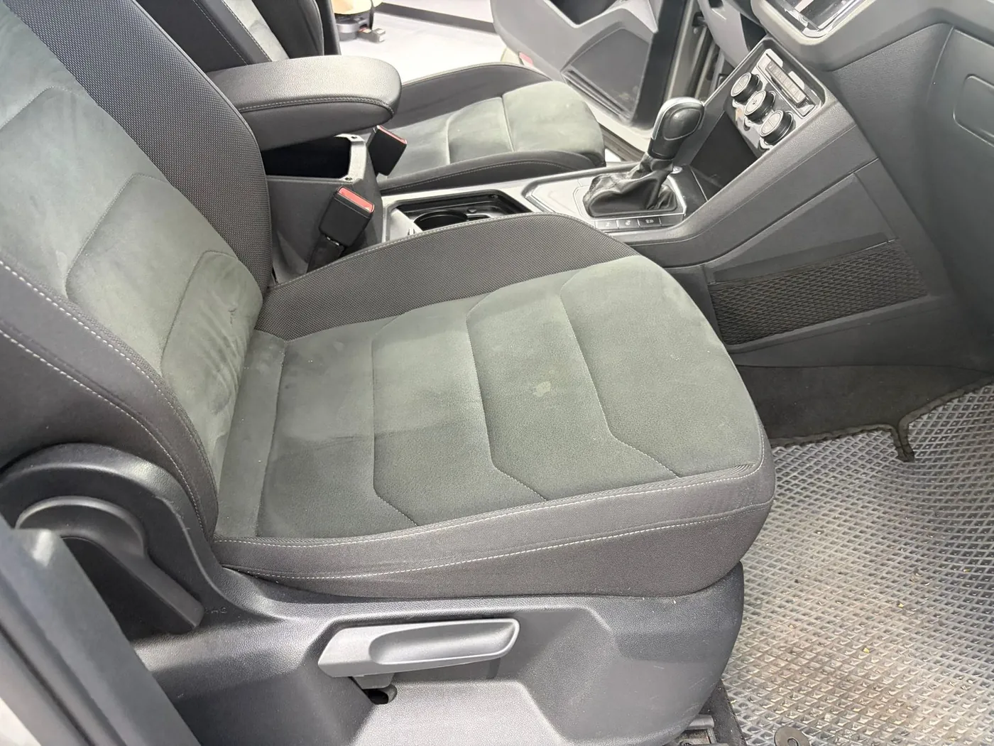 Predné sedačky VW Tiguan s alcantarou po hĺbkovom čistení a impregnácii — RH Detailing Studio