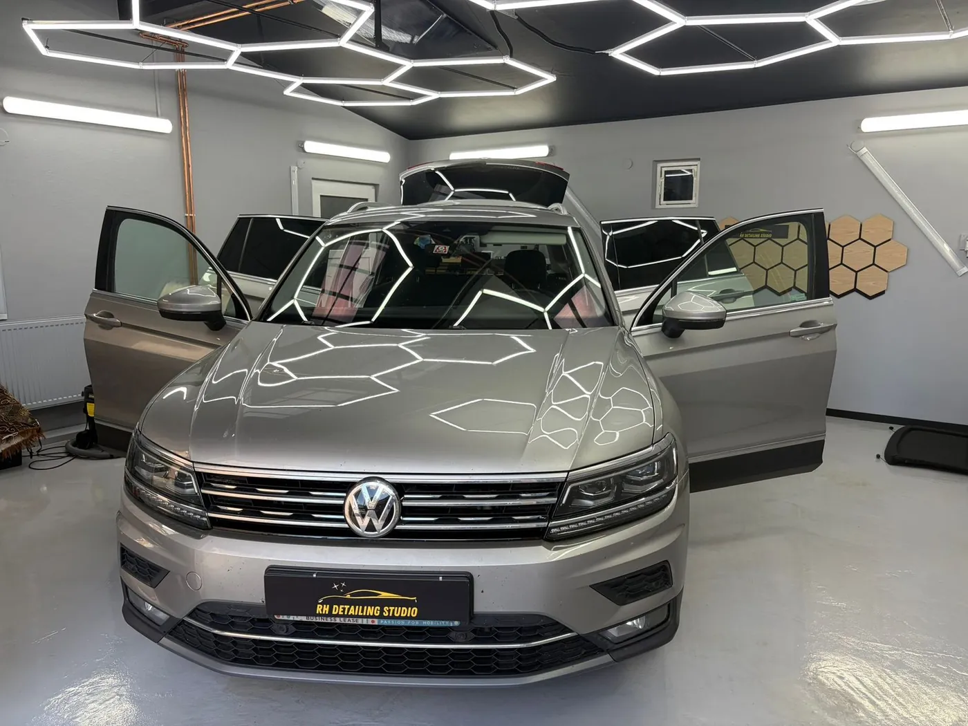 Predná časť VW Tiguan so svetlometmi po detailingu pod hexagónovým osvetlením štúdia RH Detailing v Podunajských Biskupiciach