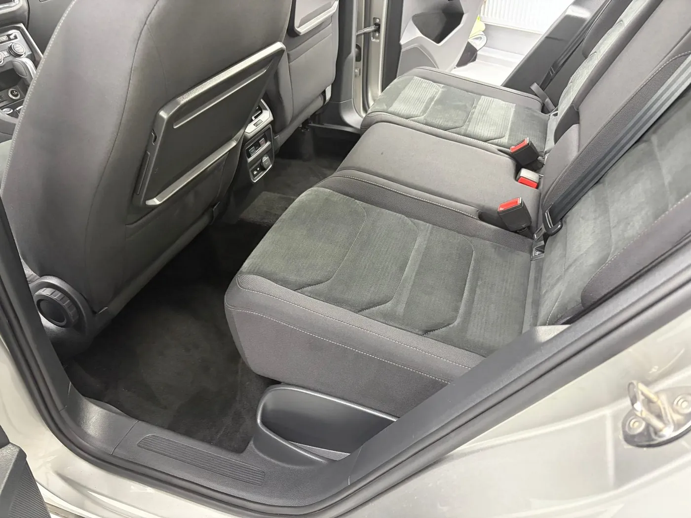 Zadné sedačky a koberce VW Tiguan po tepovaní a čistení interiéru v štúdiu RH Detailing Bratislava